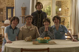 Maurice Flitcroft (Mark Rylance) posa junto a su familia en la película 'El gran Maurice' Maurice Flitcroft (Mark Rylance) posa junto a su familia en la película 'El gran Maurice'