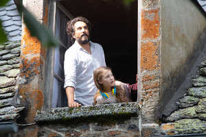 St�phane Dutel (Vincent Elbaz) junto a su hija, Victoria Dutel (Shanna Keil)