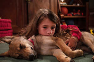 Victoria y Misterio, el cachorro de lobo adoptado por ella