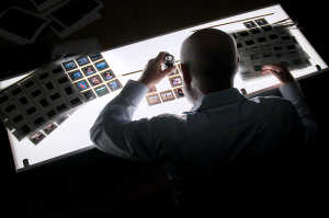 El fot�grafo Steve McCurry abre su mundo y archivo para compartir las historias �ntimas detr�s de sus fotograf�as