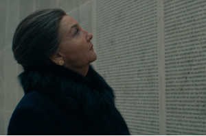 Simone Veil leyendo en el muro del recuerdo a las v�ctimas del holocausto jud�o perpetrado por los nazis