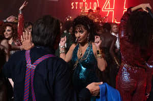 Patrizia Reggiani en la discoteca Studio 54 con Aldo Gucci de espaldas a la c�mara