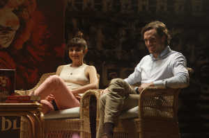 Maria Rodrguez (Vernica Echegui) junto a Henry Copper (Sam Claflin)