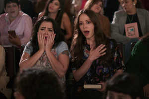 Helena (Melissa Pino) viendo la presentacin del libro 'de Henry' junto a una amiga