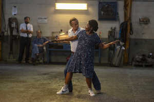 Tony Quentin (Franck Dubosc) ensayando bailes con Fanny Massamba (Marie-Philomène Nga) en el garaje donde él trabaja Tony Quentin (Franck Dubosc) ensayando bailes con Fanny Massamba (Marie-Philomène Nga) en el garaje donde él trabaja