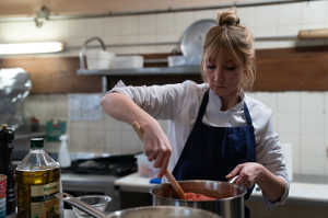 Cathy en plena faena de cocina