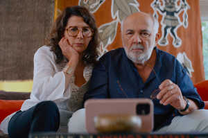 Patricia Beaulieu (Isabelle Glinas) y Patrice Beaulieu (Grard Jugnot), los padres no biolgicos de los gemelos