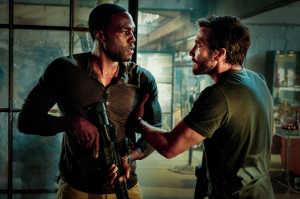 Danny Sharp (Jake Gyllenhaal) dirigi�ndose a su hermano Will Sharp (Yahya Abdul-Mateen II)
