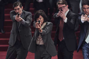 Bang Joo-Kyung (Hye-jin Jeon), compa�era de Park Pyong-ho, y su equipo de �lite