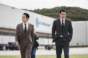 El jefe de la Unidad Exterior de la KCIA, Park Pyong-ho (LEE Jung Jae) y el jefe de la Unidad Nacional, Kim Jung-do (JUNG Woo Sung)