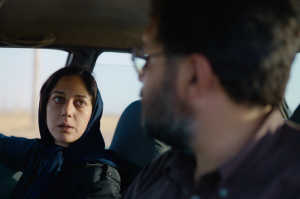 La periodista Rahimi (Zar Amir-Ebrahimi) junto a su colega Sharifi (Arash Ashtiani)