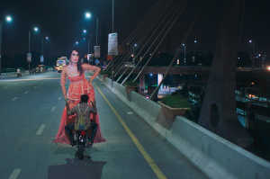 Haider (Ali Junejo) transportando el cartel de Biba