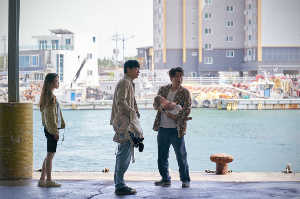 Sang-hyeon (Song Kang-ho) con el ni�o en brazos junto a Dong-soo (Dong-won Gang) y su madre, So-young (Ji-eun Lee)