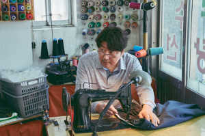 Sang-hyeon (Song Kang-ho) en su taller