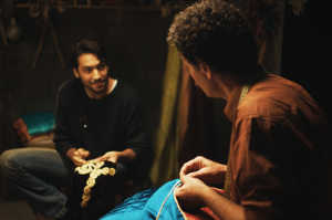 Halim ense�ando el oficio a Youssef en su tienda donde cose caftanes