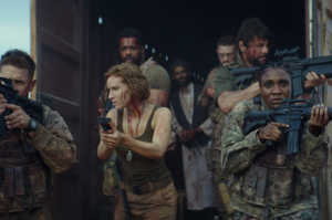 La capitana Kate Sinclair (Charlotte Kirk) junto al equipo de la base militar en la provincia de Nurist�n (Afganist�n)