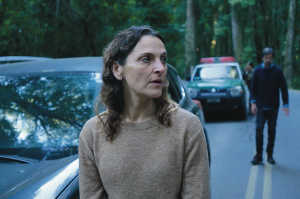 Ana (Antonia Zegers) junto a su marido Mateo (Néstor Cantillana) al fondo Ana (Antonia Zegers) junto a su marido Mateo (Néstor Cantillana) al fondo
