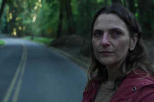 Ana (Antonia Zegers) en una carretera solitaria buscando a su hijo