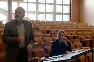 Sebastian Brix (Allan Corduner), el director asistente de la Filarm�nica de Berl�n, junto a Sharon Goodnow (Nina Hoss)
