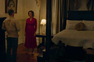 Narvel junto a su ama, Norma Haverhill (Sigourney Weaver), en la intimidad