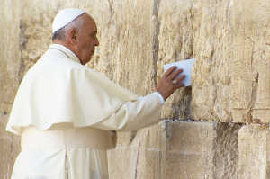 El papa Francisco en el Muro de las Lamentaciones, veastigio del Termplo de Jerusalén El papa Francisco en el Muro de las Lamentaciones, veastigio del Termplo de Jerusalén