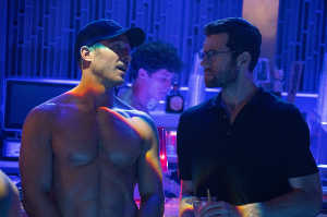 Bobby (Billy Eichner), a la derecha, junto a su ligue de una noche, Aaron (Luke Macfarlane)