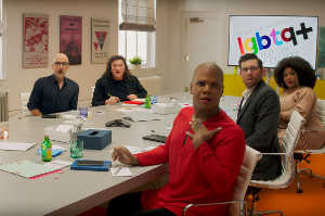 Bobby junto a otros miembros de la plataforma LGBTQ+ de la que forma parte