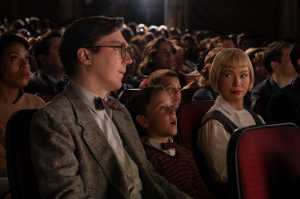 El joven Sammy Fabelman (Mateo Zoryan) contemplando la magia del cine junto a sus padres: Mitzi Fabelman (Michelle Williams) y Burt Fabelman (Paul Dano)