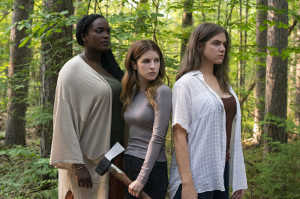 Alice durante la excursión campestre junto a sus amigas Sophie (Wunmi Mosaku) y Tess (Kaniehtiio Horn) Alice durante la excursión campestre junto a sus amigas Sophie (Wunmi Mosaku) y Tess(Kaniehtiio Horn)