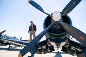 El piloto Tom Hudner (Glen Powell) conserva la est�tica 'Top Gun'