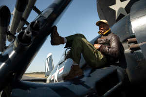El aviador Jesse Brown (Jonathan Majors)