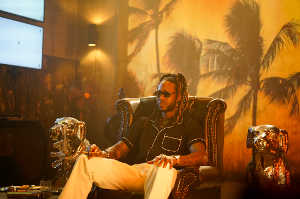 El mafioso Freddie (2 Chainz) en su guarida