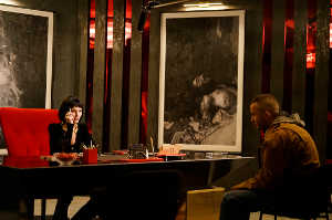 Estelle (Kate Bosworth) 'haciendo negocios' con Stray (Mojean Aria)