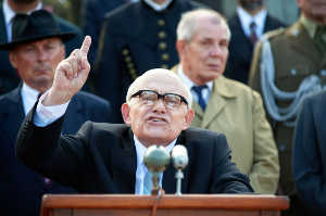 Wladyslaw Gomulka (Adam Ferency) en una arenga del Partido Obrero Unificado Polaco