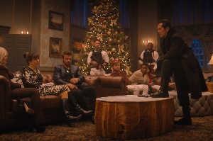 El villano Scrooge (John Leguizamo) junto a la familia secuestrada