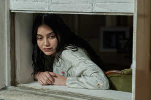 Julie Rivers (Melissa Barrera) en la ventana de su casa nueva Julie Rivers (Melissa Barrera) en la ventana de su casa nueva