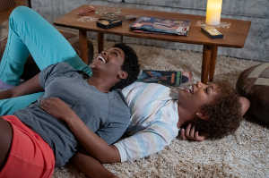 Whitney, en su juventud, junto a su amiga Robyn Crawford (Nafessa Williams) Whitney, en su juventud, junto a su amiga Robyn Crawford (Nafessa Williams)
