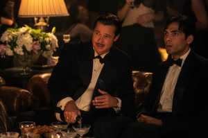 Jack Conrad (Brad Pitt) junto a Manny Torres (Diego Calva)