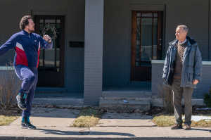 Jimmy (Cameron Britton) es un vecino 'atl�tico' que siempre saluda a Otto (Tom Hanks)
