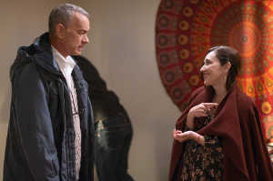 Marisol (Mariana Trevi�o) present&aacute;ndose a su nuevo vecino, Otto (Tom Hanks)