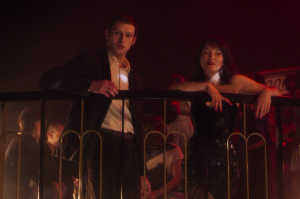 Mary y John mirando al mundo Mary y John mirando al mundo
