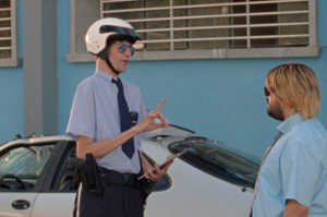 Carlos, polic�a, (Javier Botet) y Juan (Brays Efe)