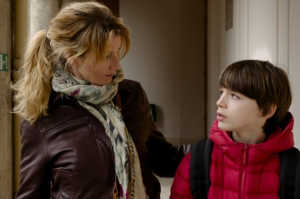 Thelma Carrez (Alexandra Lamy) junto a su hijo Louis Carrez (Hugo Questel)