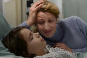 Thelma acompa�ando a Louis ingresado en el hospital