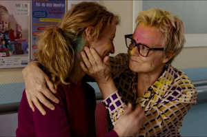 Thelma es consolada por su madre Odette Carrez (Muriel Robin)