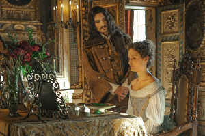 Luis XIII (Louis Garrel) junto a Ana de Austria (Vicky Krieps) Luis XIII (Louis Garrel) junto a Ana de Austria (Vicky Krieps)