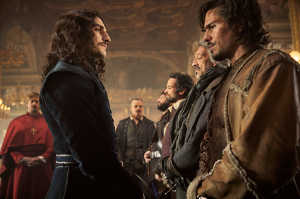 Momento de los agradecimientos por parte de Luis XIII (Louis Garrel) a D'Artagnan, Aramis, Athos y otros mosqueteros