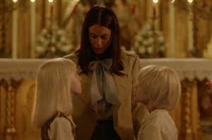Lola (Milena Smit) y sus hijos futuros: Tin (Carlos Gonz�lez Moroll�n) y su hermana Tina (Anastasia Russo)