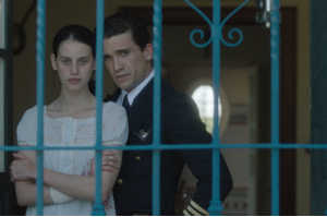 Lola (Milena Smit) junto a su marido, Adolfo (Jaime Lorente)
