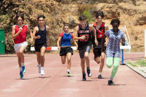 Ronbert (Joel G�lvez) entren�ndose para correr los 3.000 metros